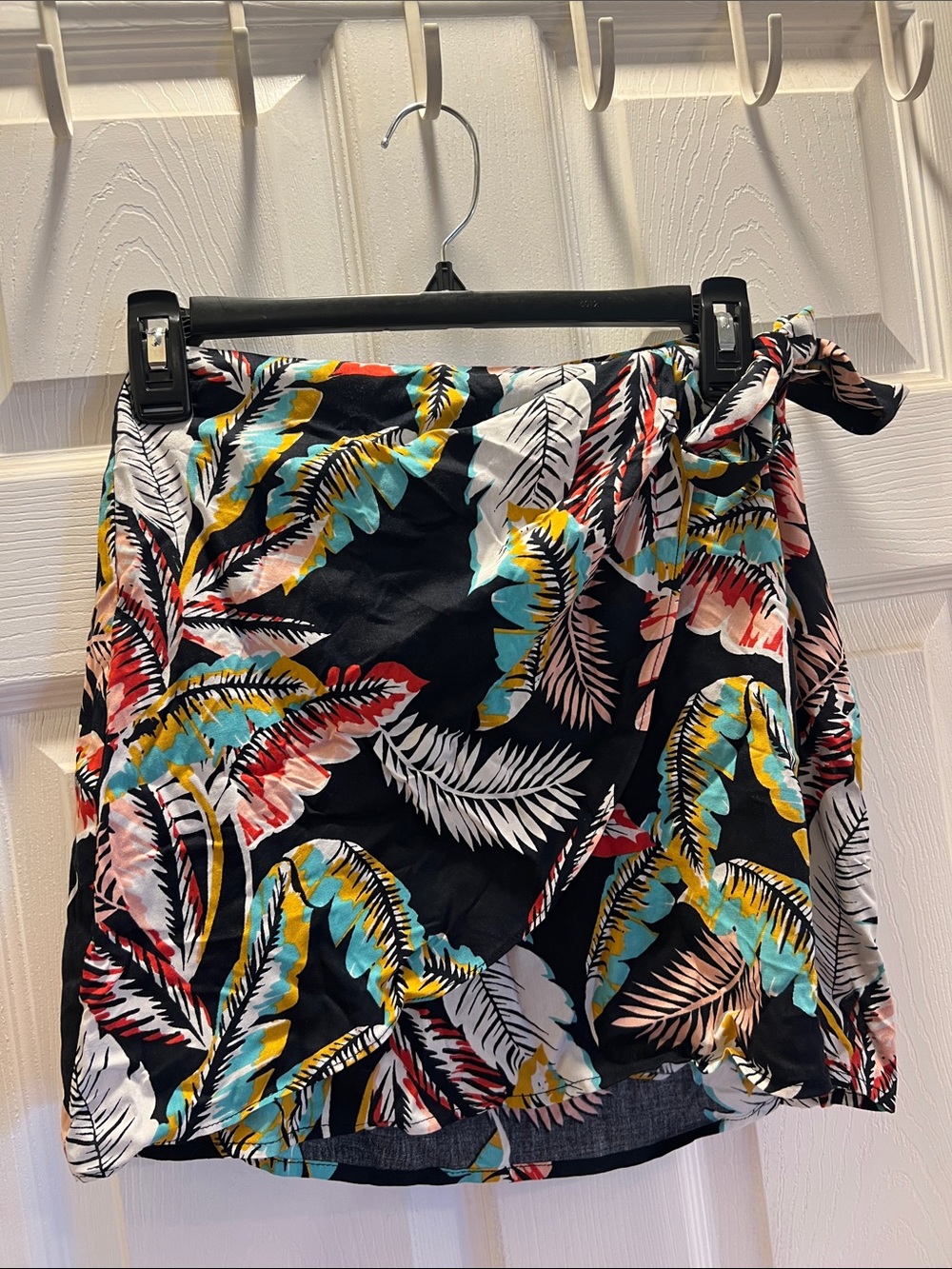 Tropical Leaf Print Black Mini Skirt with Tie Waist